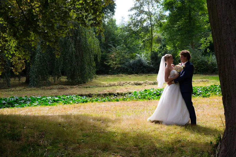 Liselotte en Matthijs bij de vijver in de tuin van Te Werve