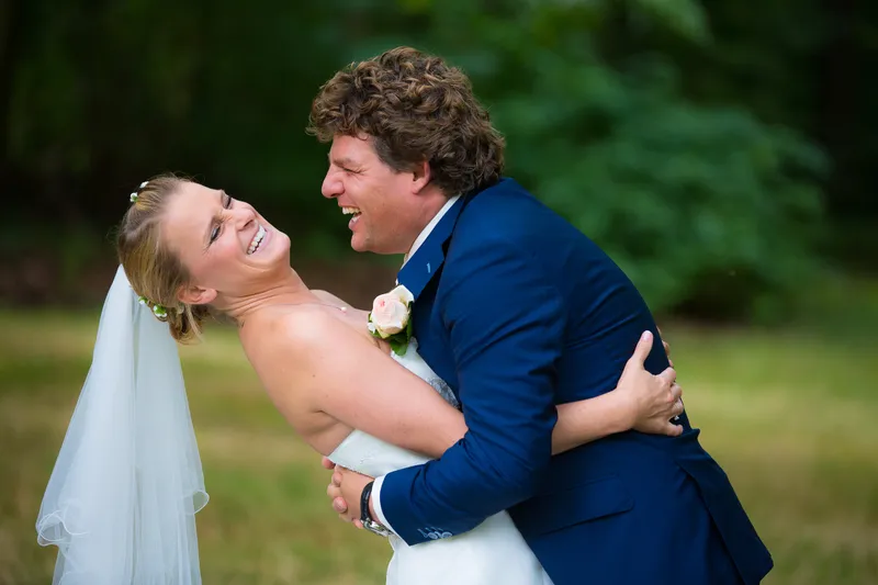 Matthijs tilt een lachende Liselotte op