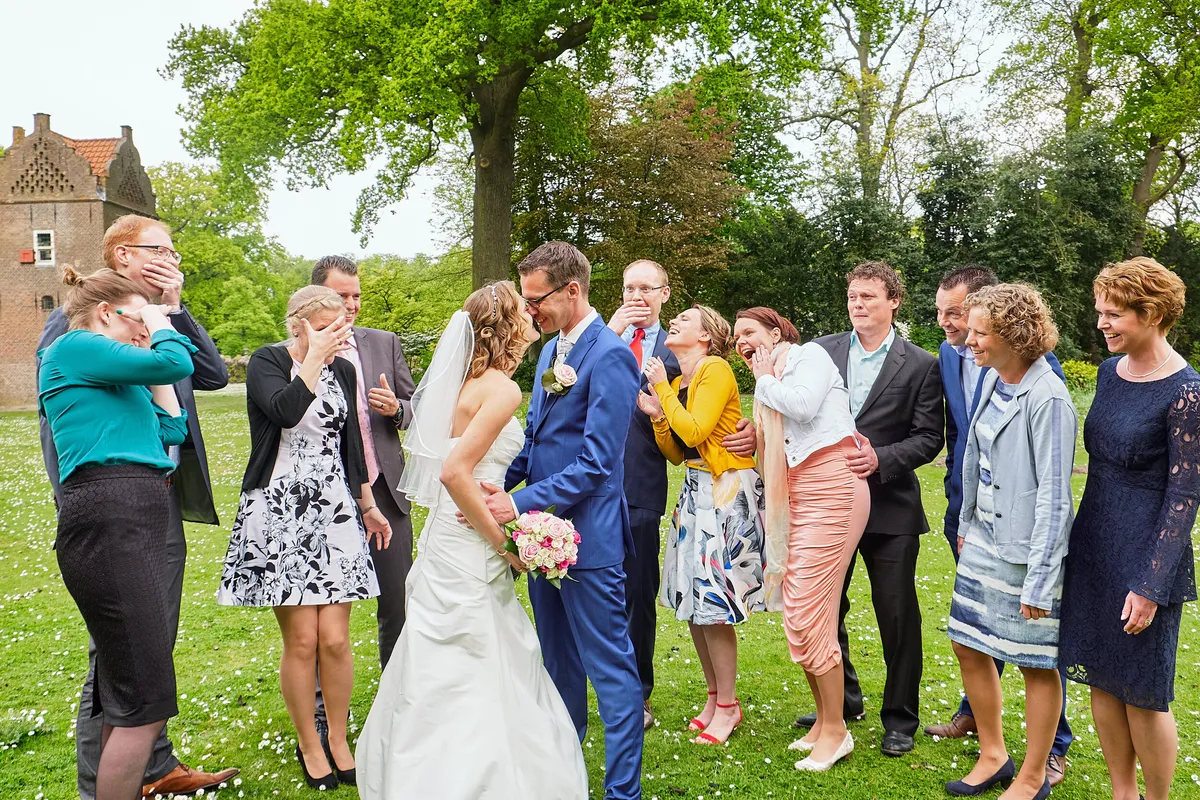 Femke en Arjan met vrienden op het gazon van Te Werve