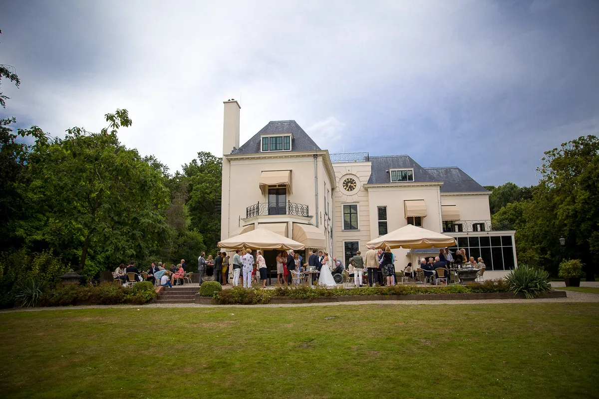 De villa van Te Werve met gasten op het terras