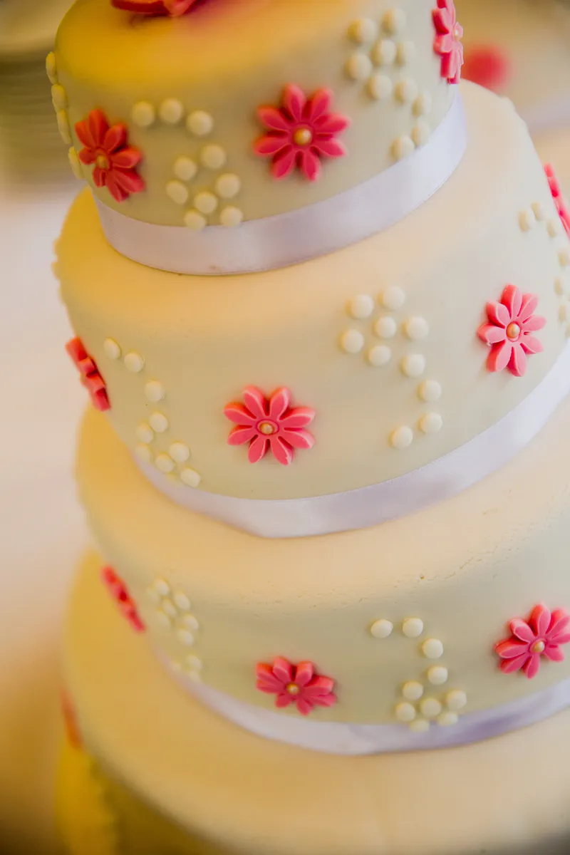De bruidstaart met roze bloemetjes
