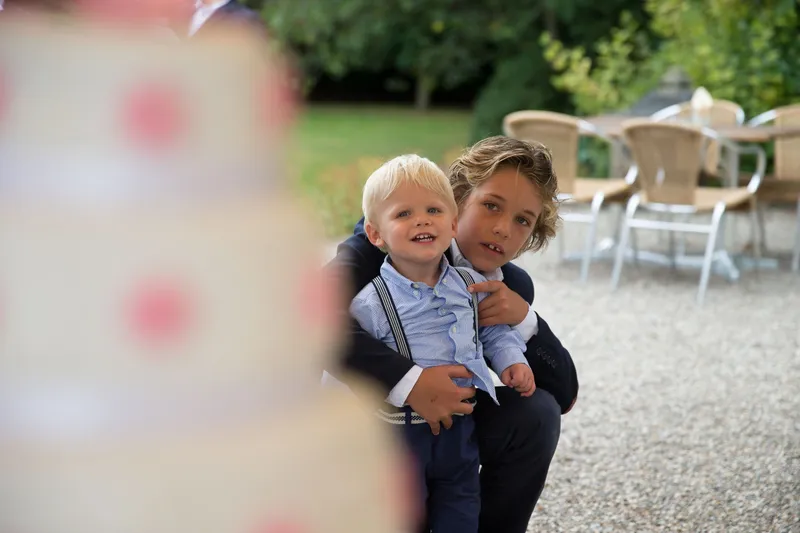 Twee jongetjes achter de bruidstaart