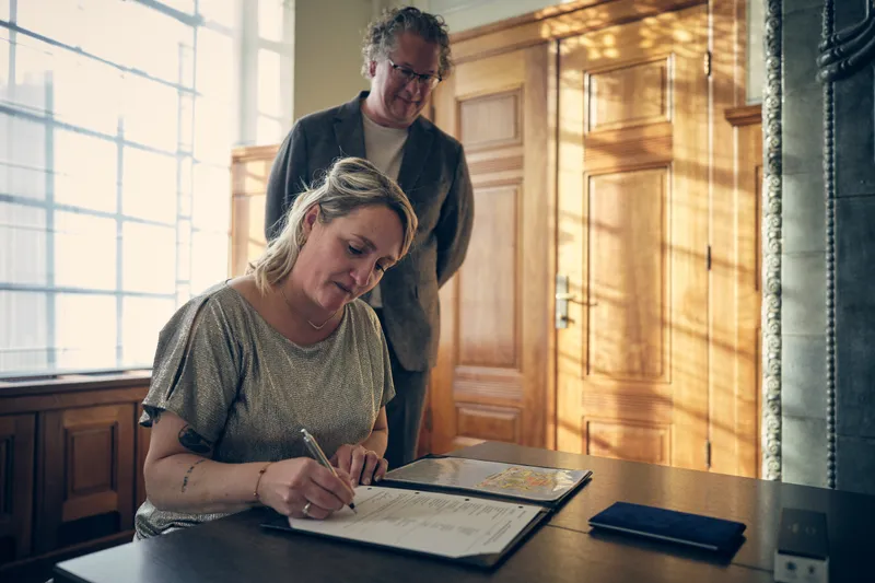 Jiska zet haar handtekening, Gerrit kijkt mee