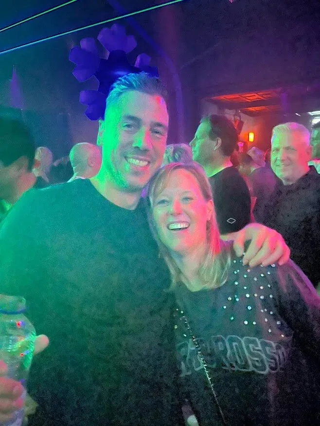 iPhone-selfie van een stel in groen licht, met ruis
