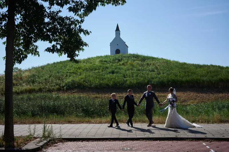 Karon, Pieter en de jongens lopen hand in hand naar de terp