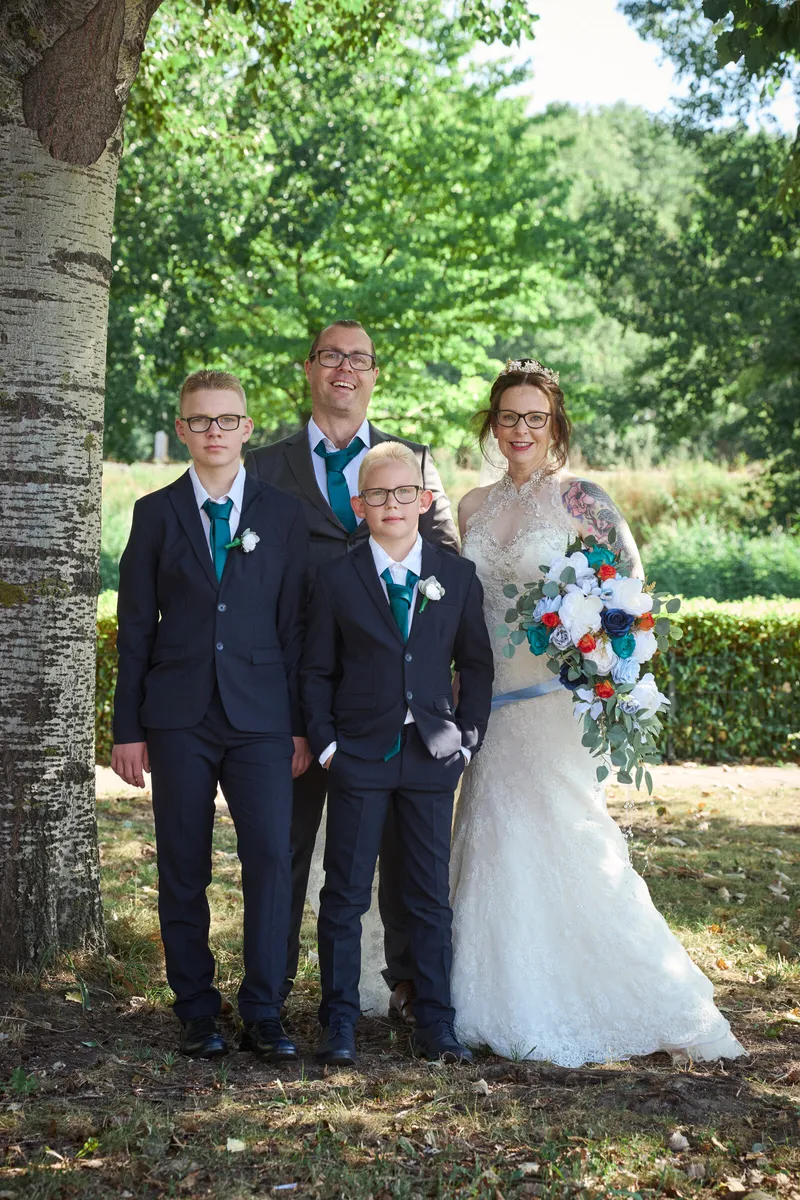 Karon en Pieter met de jongens onder een boom