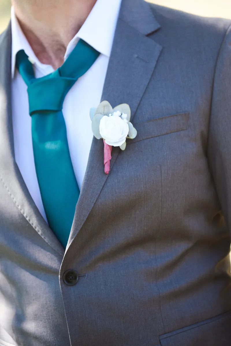 De groene stropdas en de witte corsage van Pieter
