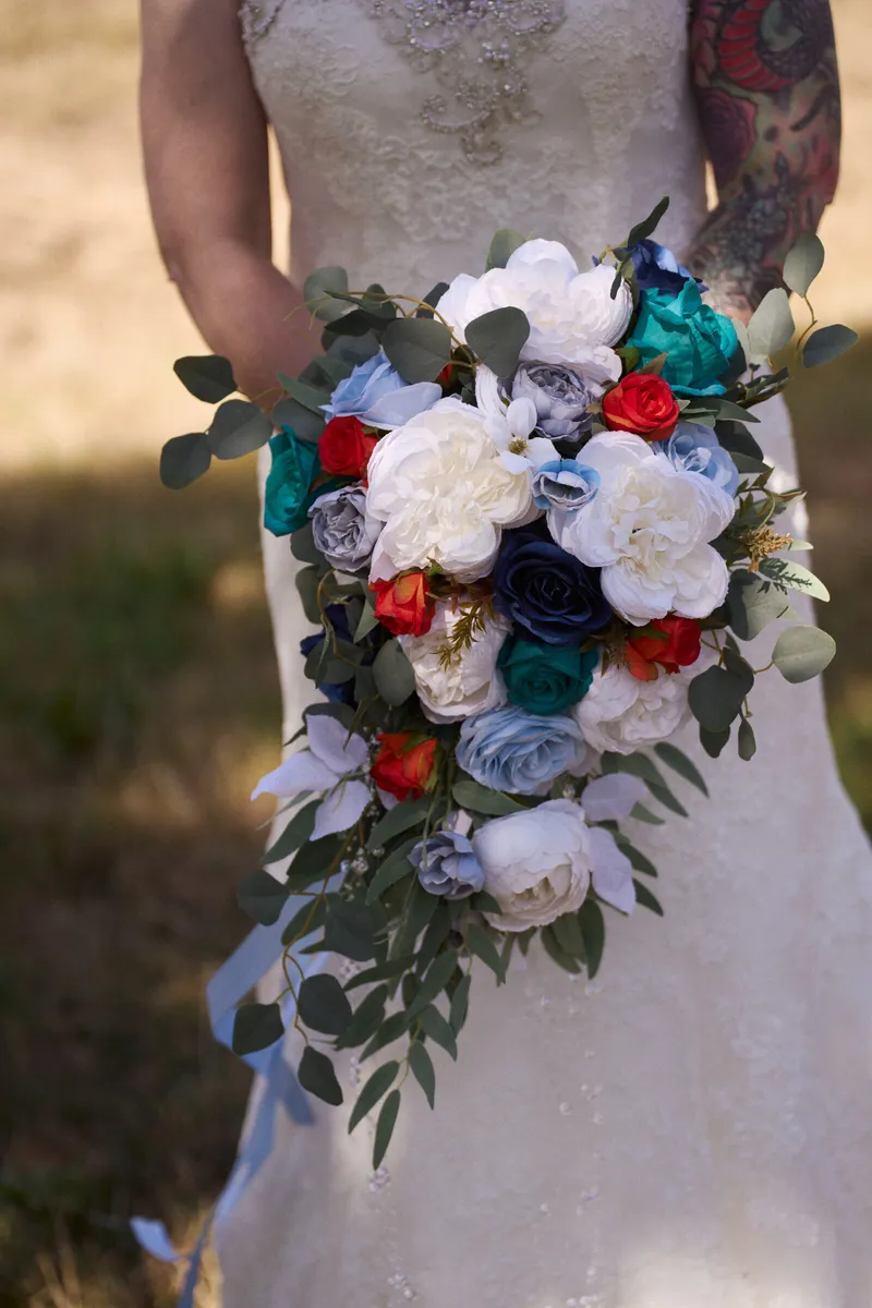 Het boeket van Karon met wit, rood en blauw