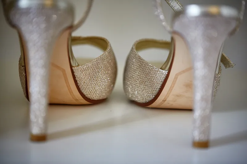 De glinsterende bruidsschoenen