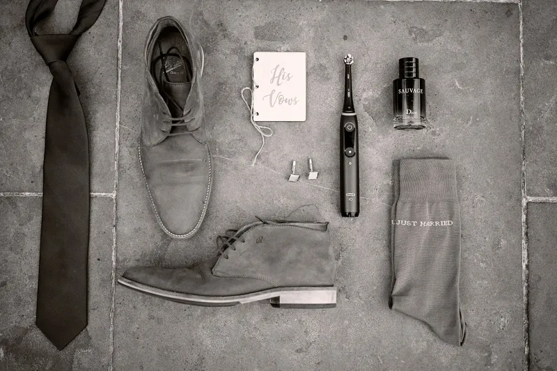 De stropdas, de schoenen, de manchetknopen en de sokken van Thèron op een rij