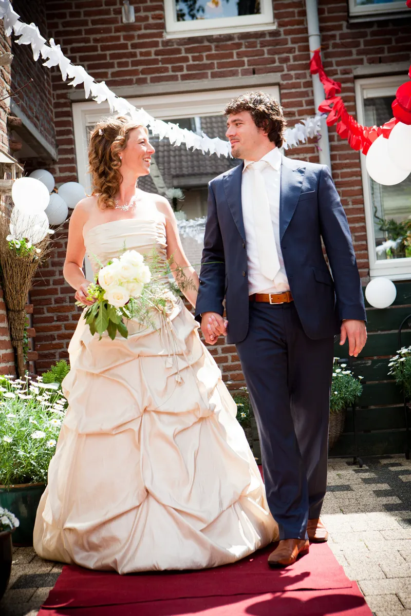 Patricia en Arno komen over de rode loper naar buiten