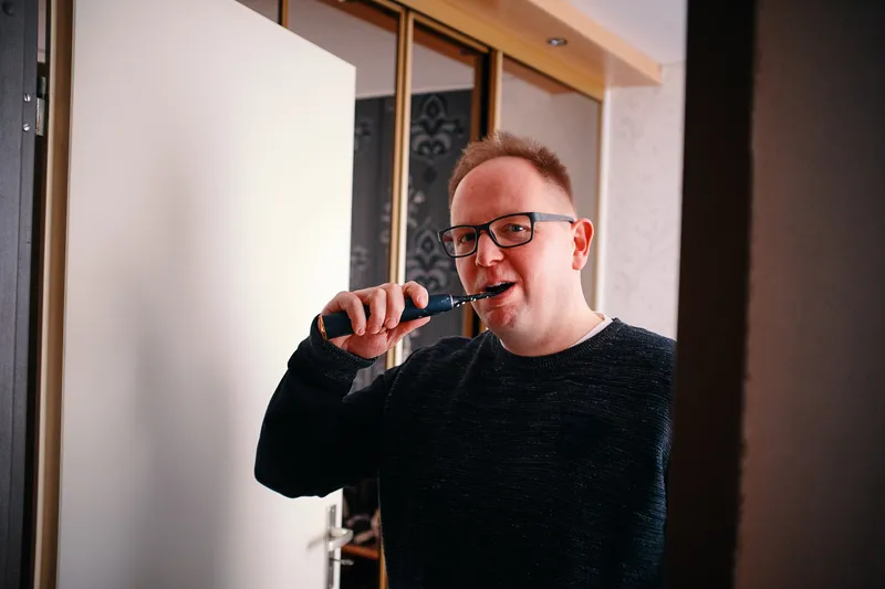 Sander poetst zijn tanden