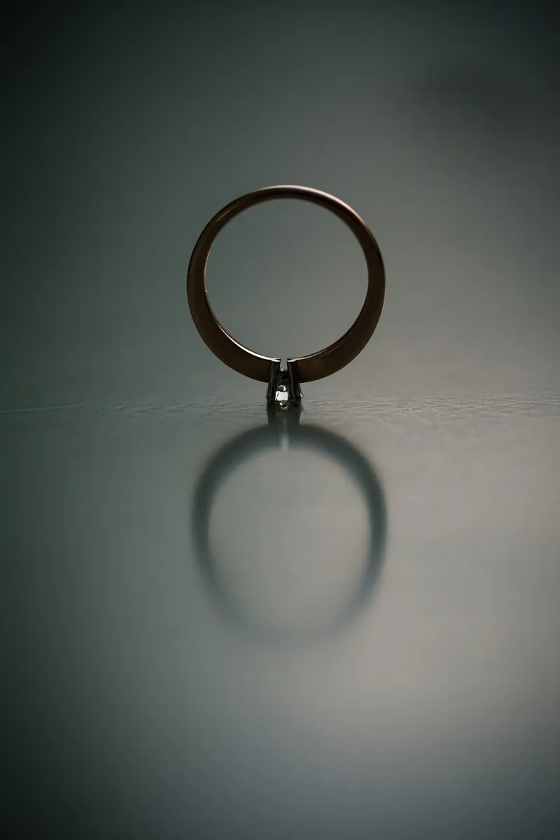 Een trouwring met zijn spiegelbeeld