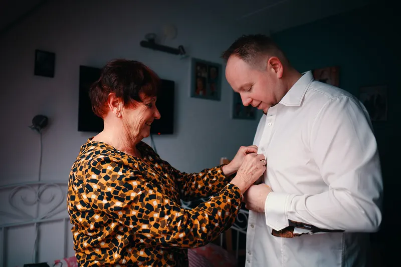 Sander krijgt hulp met zijn corsage