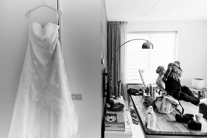 De trouwjurk hangt klaar terwijl Akke wordt opgemaakt