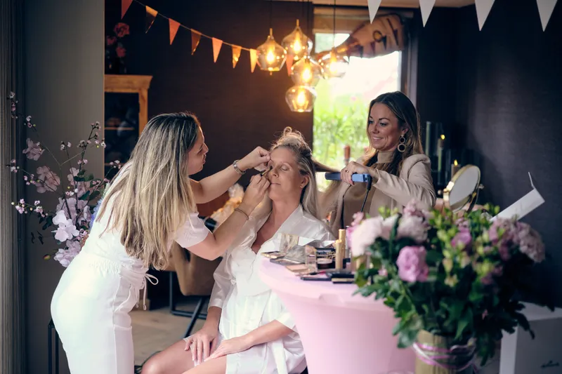 Tamara wordt opgemaakt aan de roze tafel
