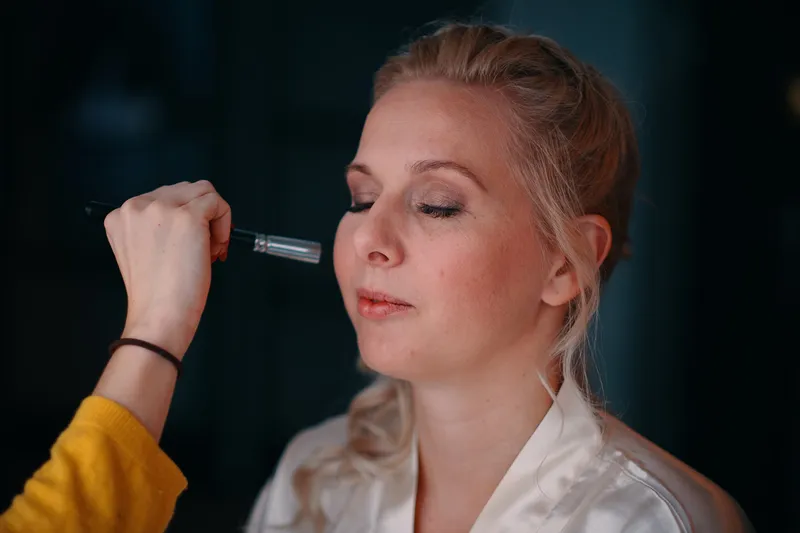 Maud krijgt mascara op