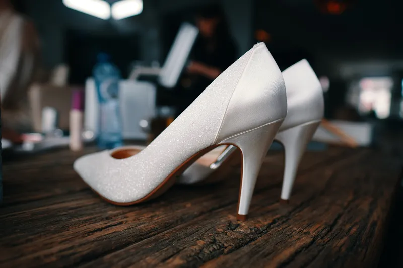 De witte bruidsschoenen op tafel