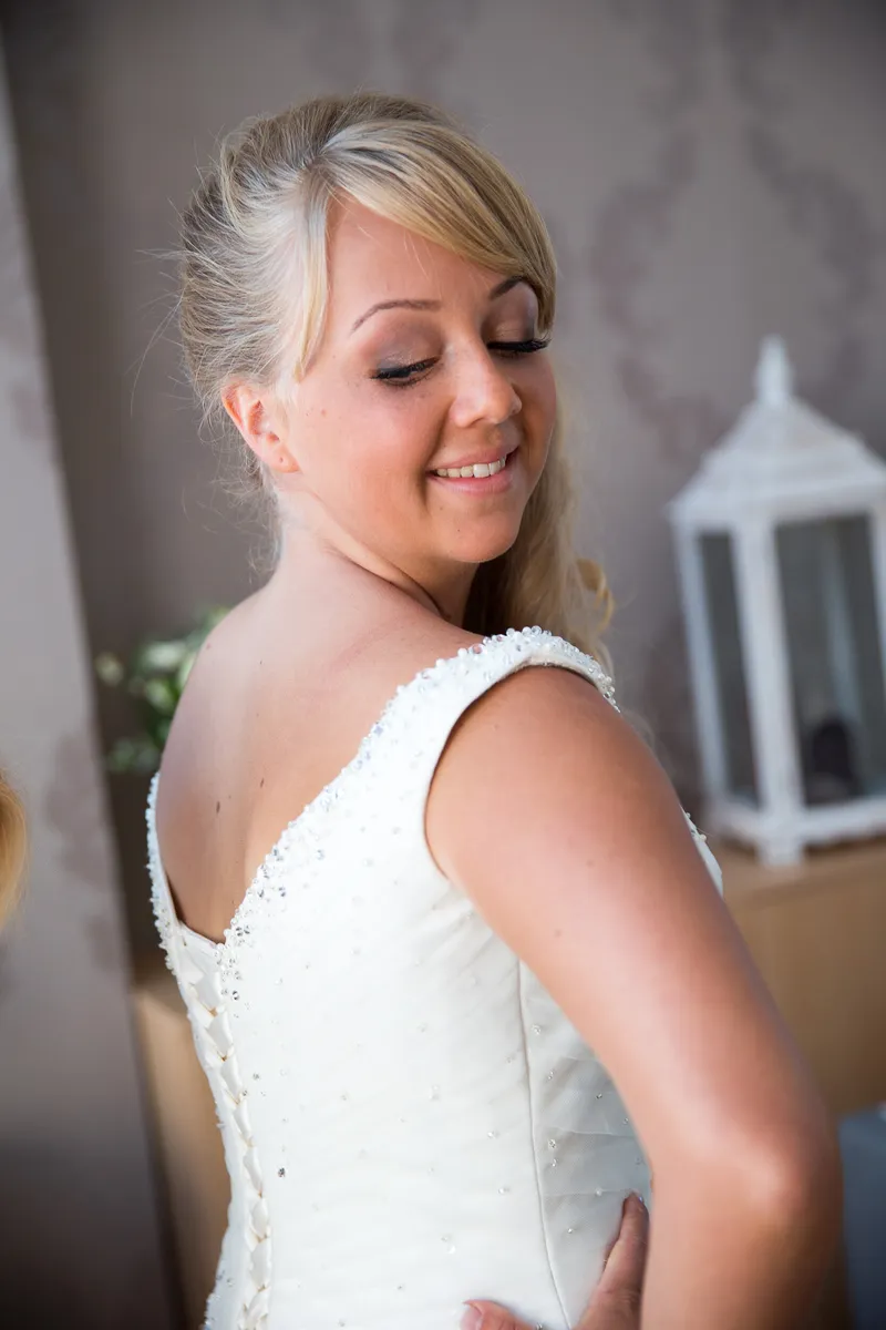 Linda kijkt over haar schouder in haar jurk