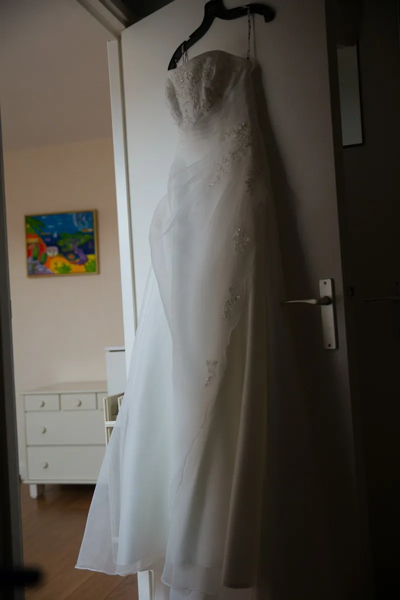 De trouwjurk van Liselotte hangt aan de deur