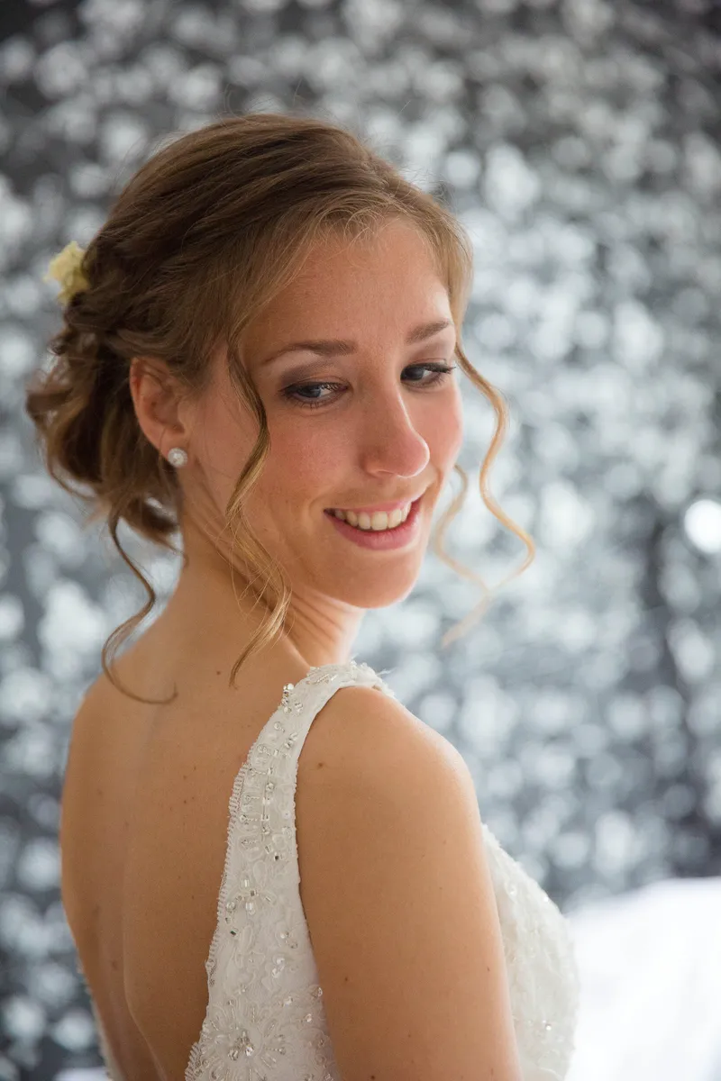Elise kijkt over haar schouder, klaar in haar jurk