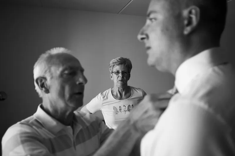 Zwart-wit: de ouders van Richard helpen hem met zijn das