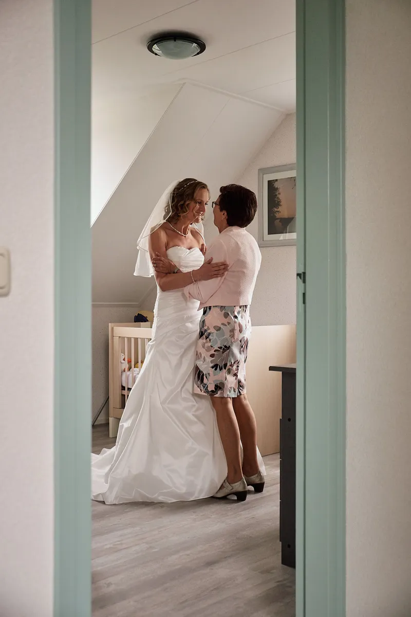 De jurk van Femke wordt dichtgemaakt in de deuropening