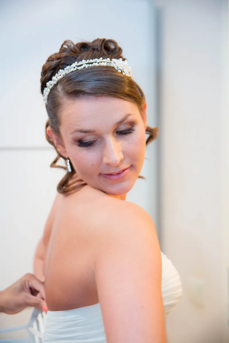 Michelle bekijkt haar diadeem en oorbellen