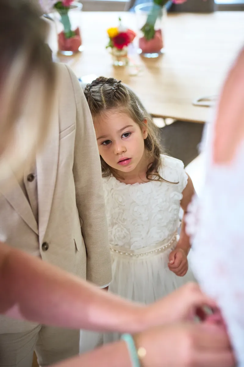 Hun dochter kijkt aandachtig naar Caroline in haar jurk