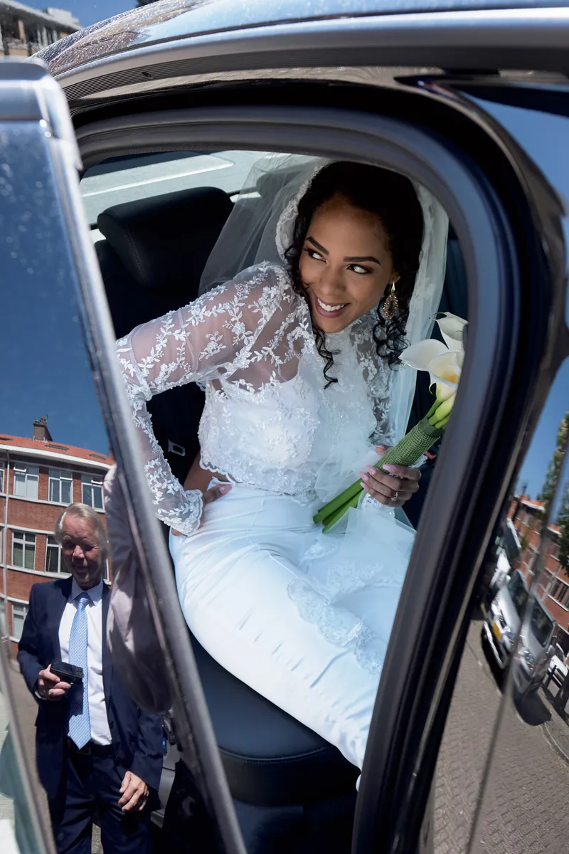 Jennifer stapt uit de auto bij Clingendael