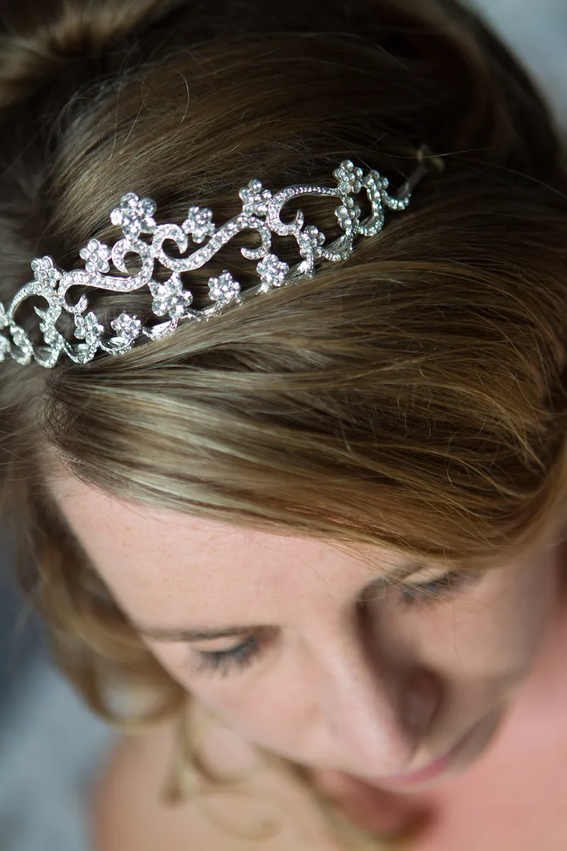 Close-up van de tiara in het haar van Anouk