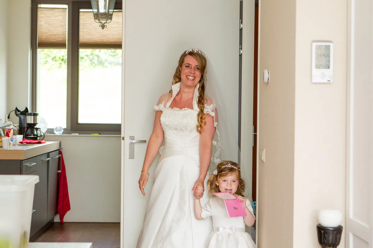 Anouk in de deuropening met haar dochtertje