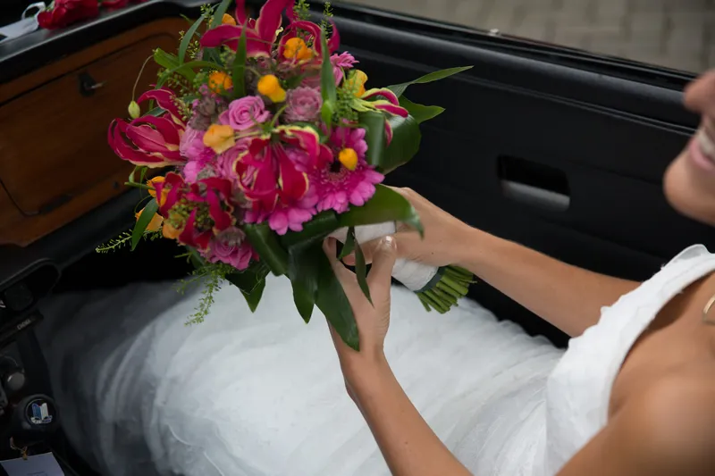 Het boeket op schoot in de oldtimer