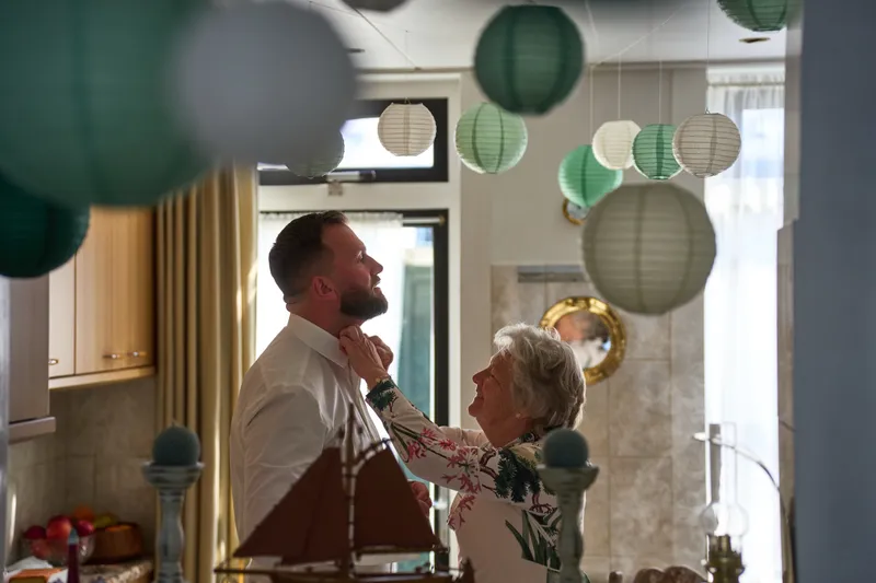 Barrie krijgt hulp met zijn das in de keuken
