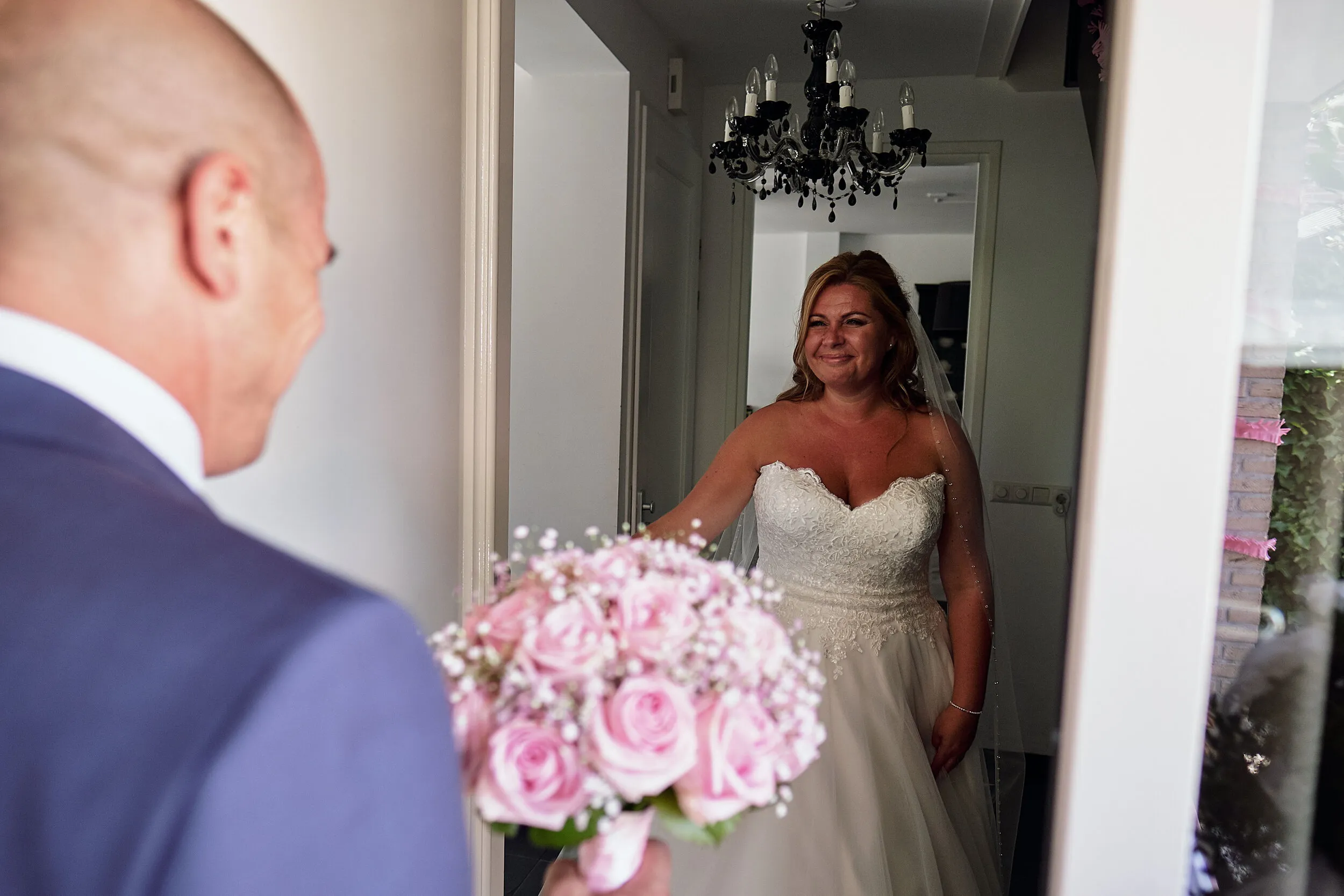 Manuel ziet Vanessa voor het eerst in de deuropening