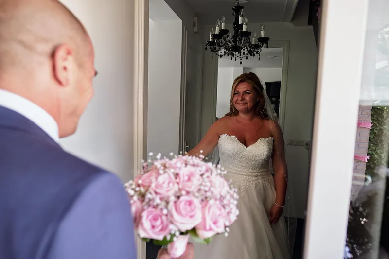 Manuel ziet Vanessa voor het eerst in de deuropening