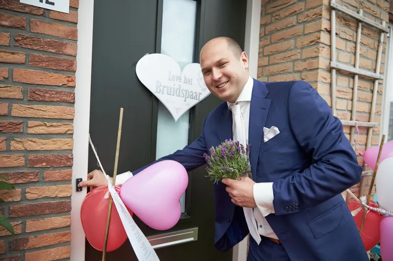 Erik wacht bij de voordeur