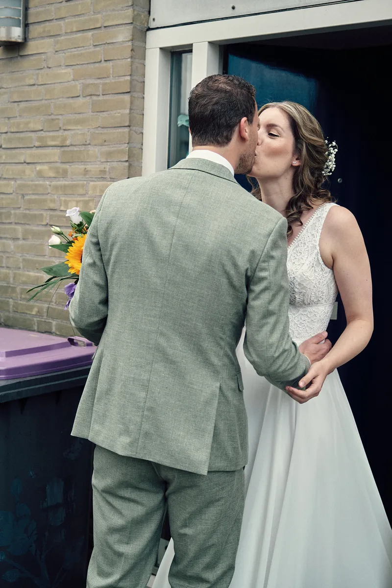 Renske geeft Tijmen een kus in de deuropening
