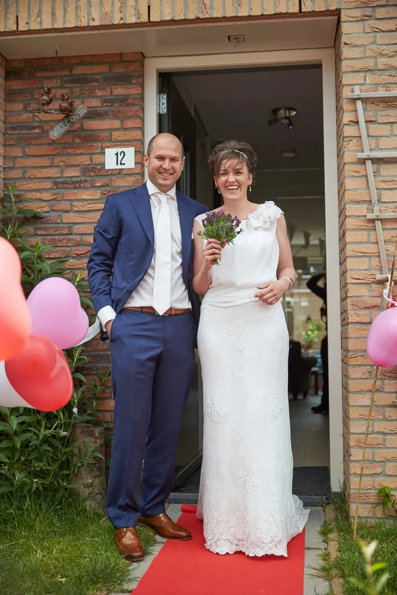 Marina en Erik samen in de deuropening