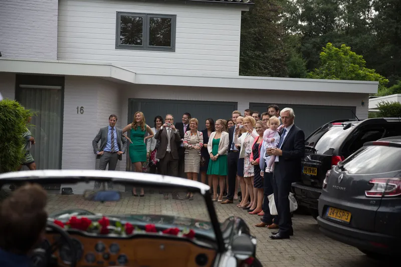 Familie en vrienden wachten op de oprit
