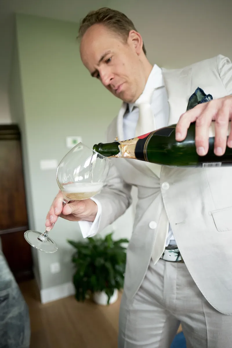 Jasper schenkt champagne in