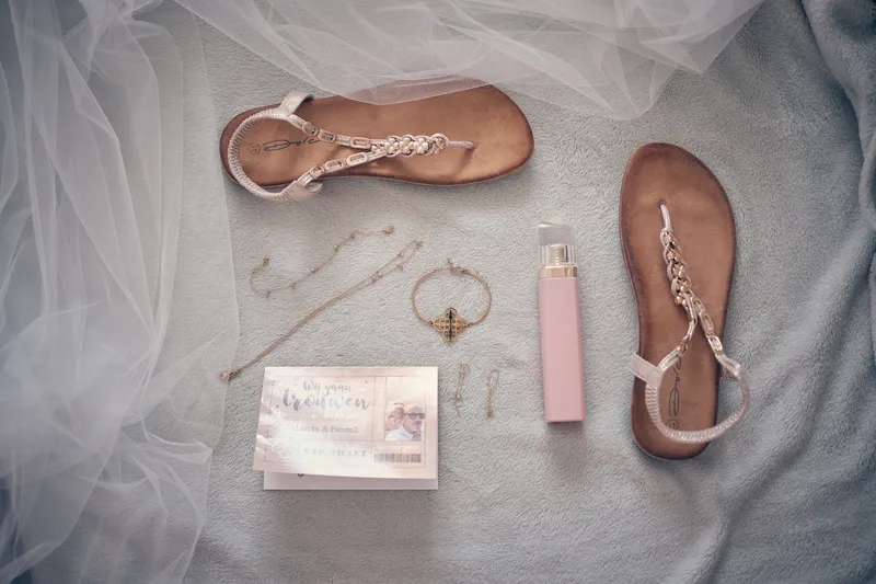 De sandalen, sieraden en trouwkaart van Jolanda op tule