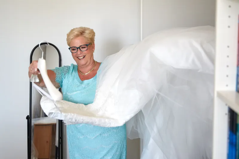 De moeder van Sanne met de trouwjurk