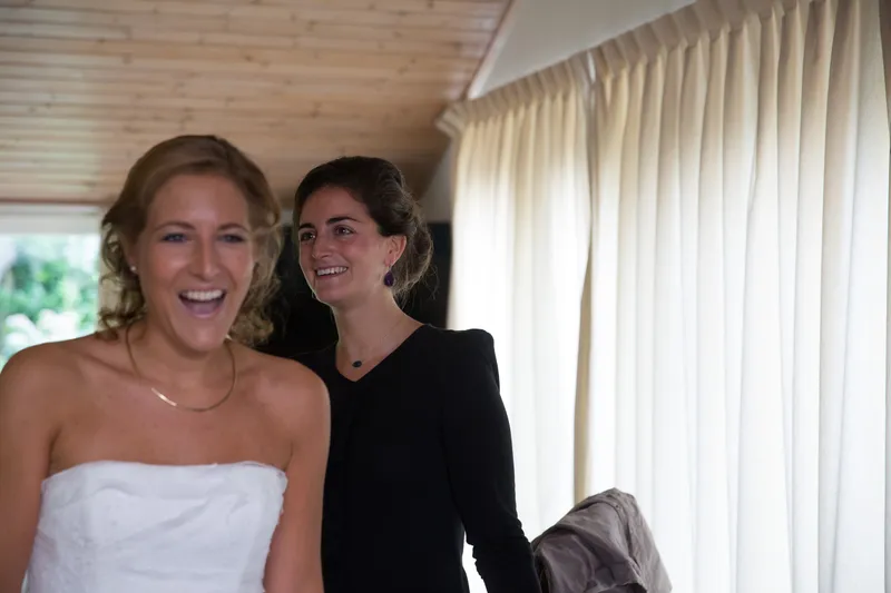 Karin lacht met een vriendin