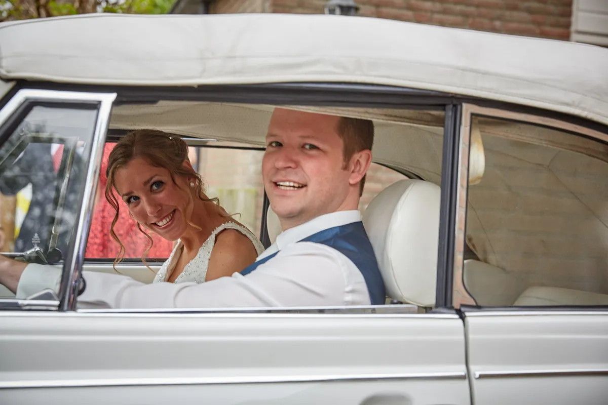 Elise en Maarten lachen naar elkaar in de Kever
