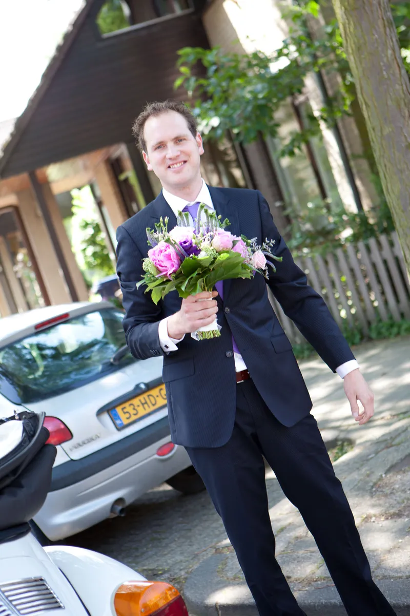 Laurens komt met het boeket aanlopen