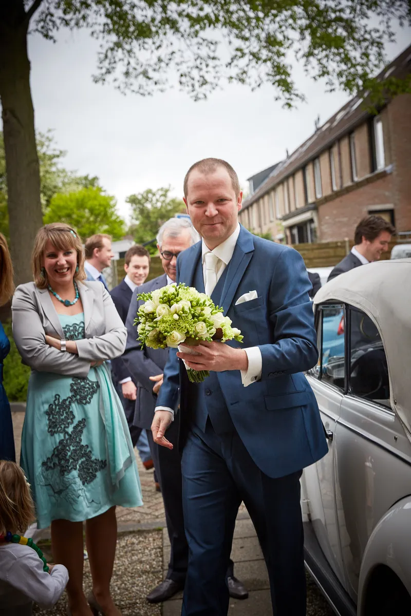 Maarten met het boeket voor de deur