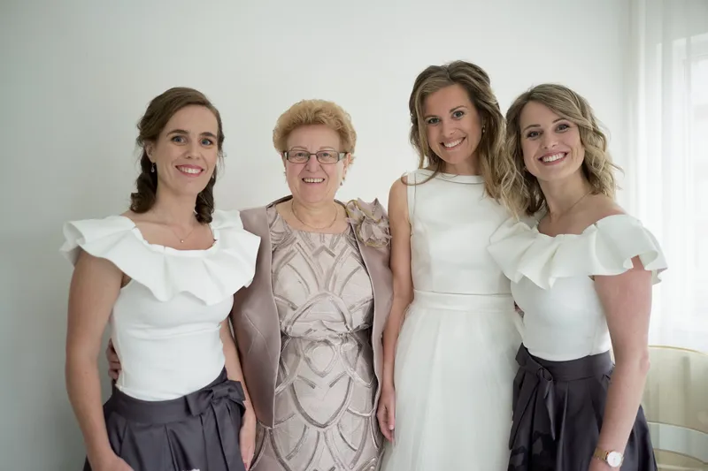 Mary met drie vrouwen in de slaapkamer