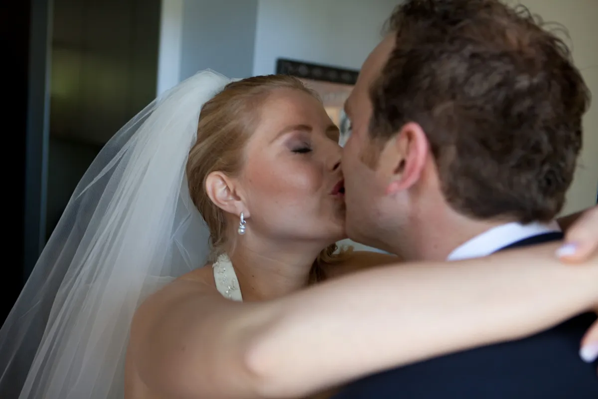 Laurens en Bettiana geven elkaar een kus