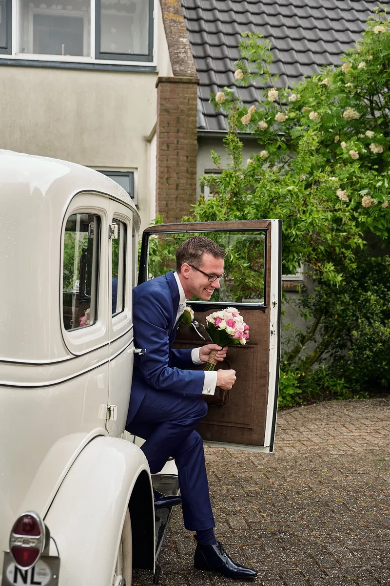 Arjan stapt uit de witte oldtimer